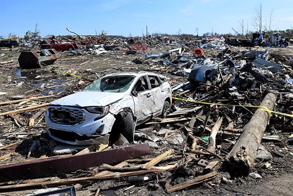 La alegría de seguir vivos tras paso de mortífero tornado en Misisipi