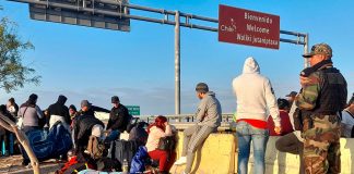 Cientos de migrantes varados entre Chile y Perú tras mayores controles migratorios