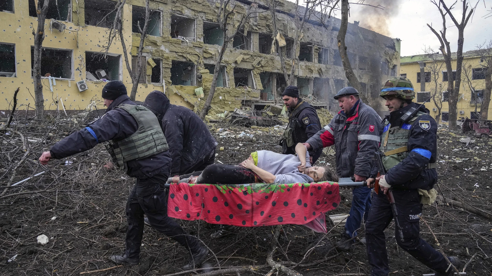 La muerte en un hospital de Mariúpol, foto del año del World Press Photo