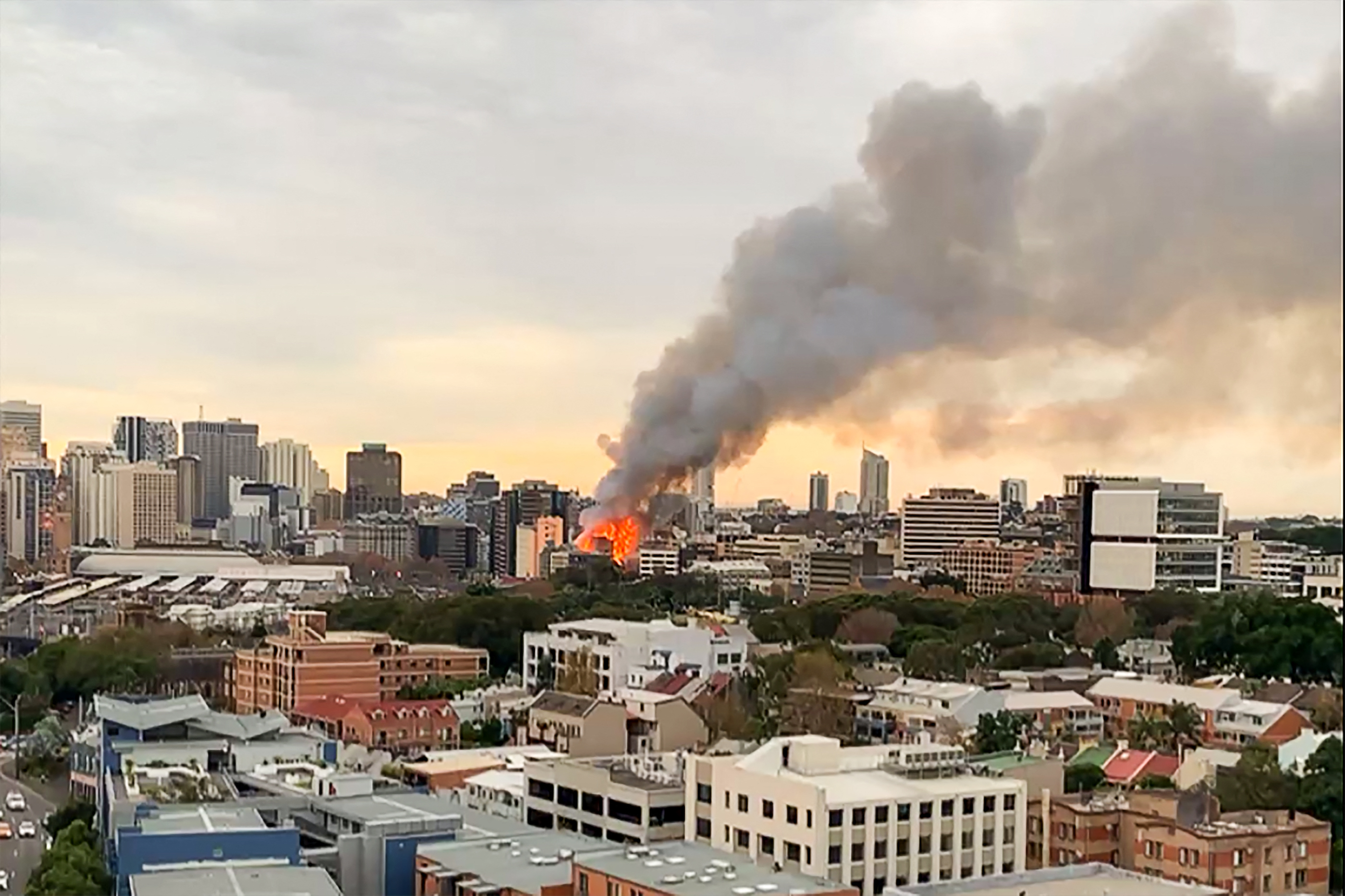 Incendio provoca el colapso de un edificio de siete pisos en Sídney