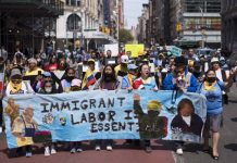 "Sin nosotros no hay Florida": Inmigrantes marchan contra políticas de DeSantis