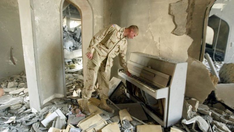 Saddam Hussein tenía varios pianos en distintos palacios en Irak. El que aparece en esta imagen estaba en la residencia de su hijo Uday, en Bagdad. Getty Images 