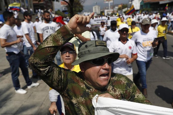 Miles de personas protestan en Colombia contra las reformas del gobierno de Gustavo Petro