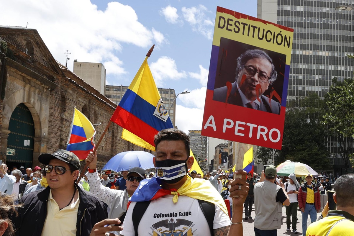 Miles de personas protestan en Colombia contra las reformas del gobierno de Gustavo Petro