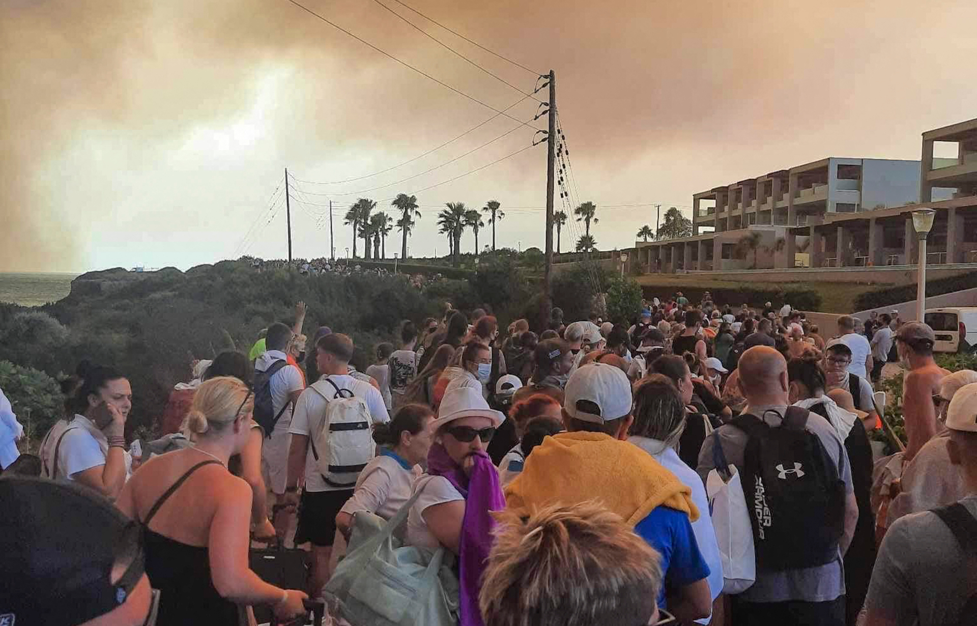 Miles de turistas son evacuados debido a un gran incendio en la isla griega de Rodas