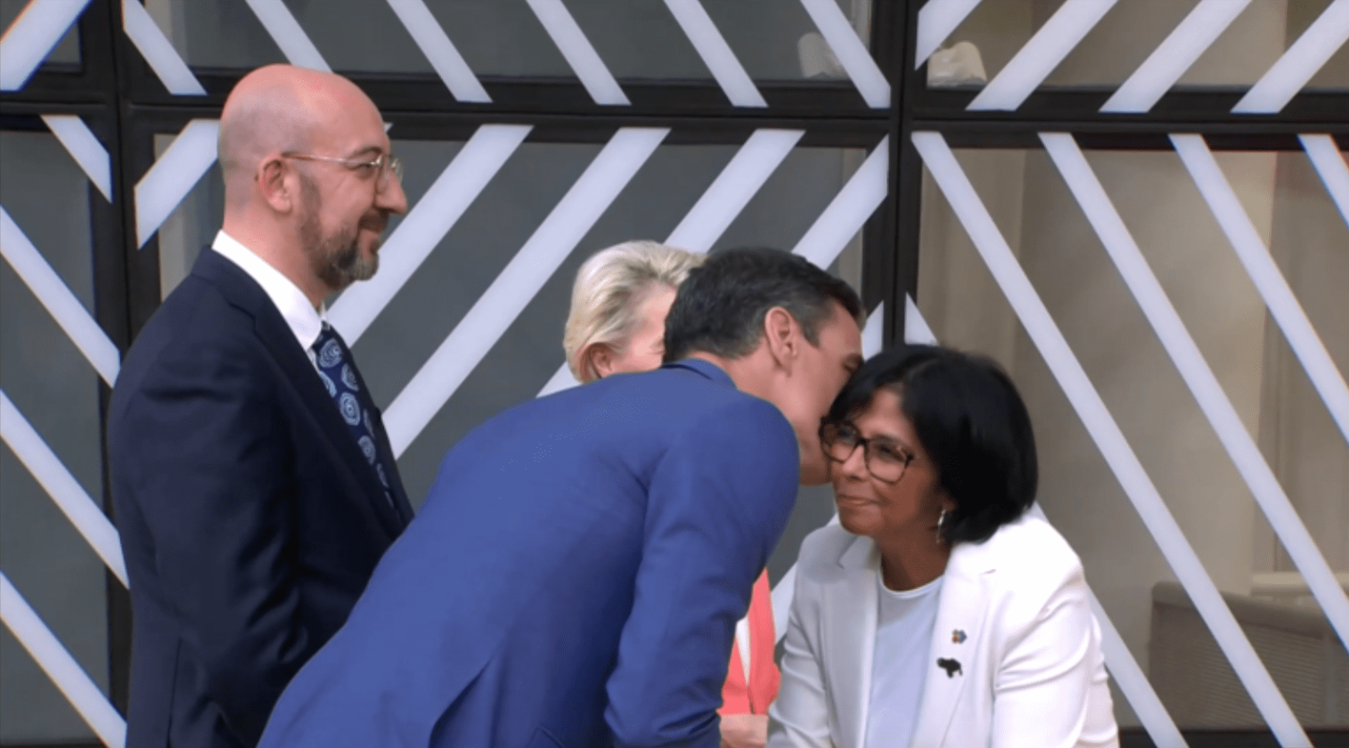 El Beso De Judas Con El Que Pedro S Nchez Traiciona A Las V Ctimas De