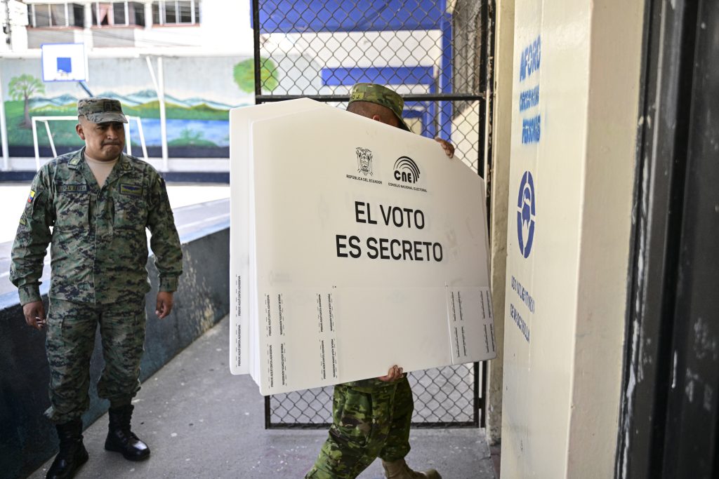 Abren los centros de votación para elecciones generales en Ecuador