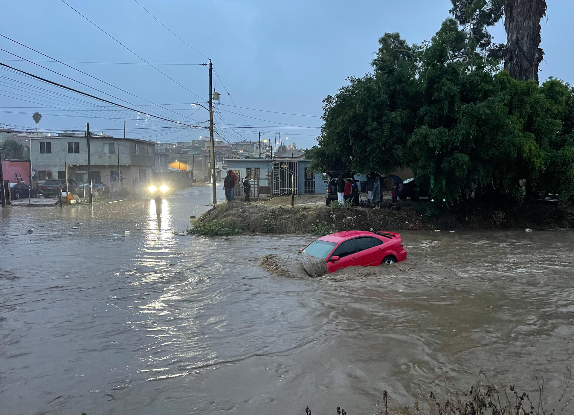 Baja California, al norte de México, resiente primeros efectos de tormenta tropical Hilary