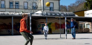 España: colegio de Barcelona pide a los profesores que vigilen el patio para que los niños no jueguen en español