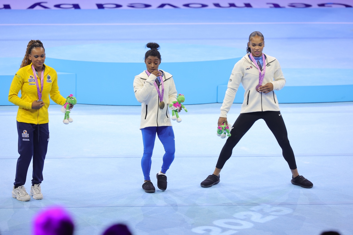 Simone Biles agiganta su leyenda con la conquista de su sexta corona mundial