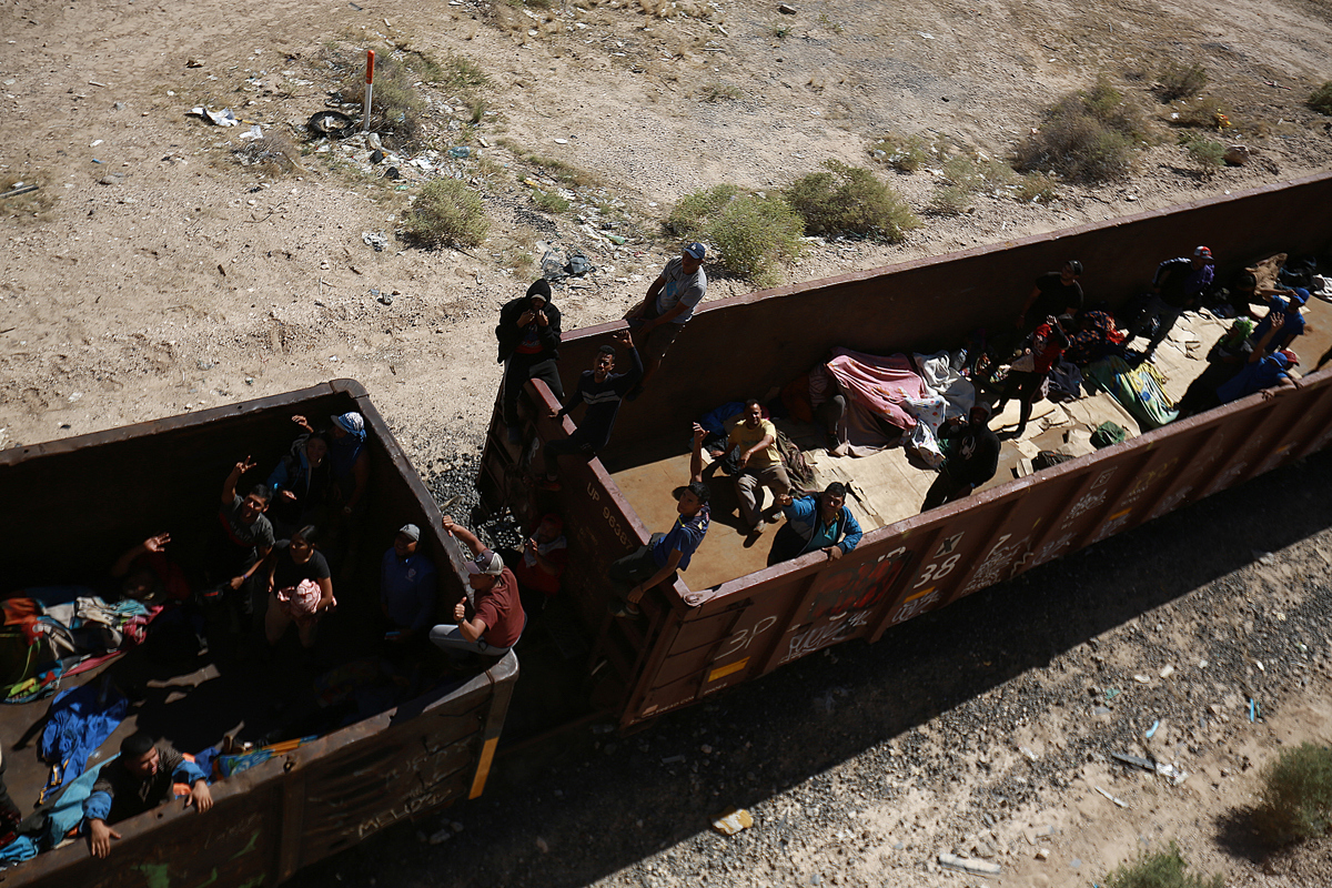 México descarta que miles de migrantes sigan usando tren de carga para llegar a la frontera