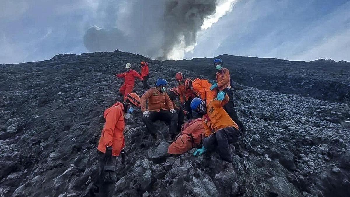 Asciende a 23 el número de alpinistas muertos tras la erupción de volcán en Indonesia