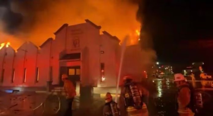 Incendio destruye una iglesia en California justo antes de la celebración de una fiesta navideña