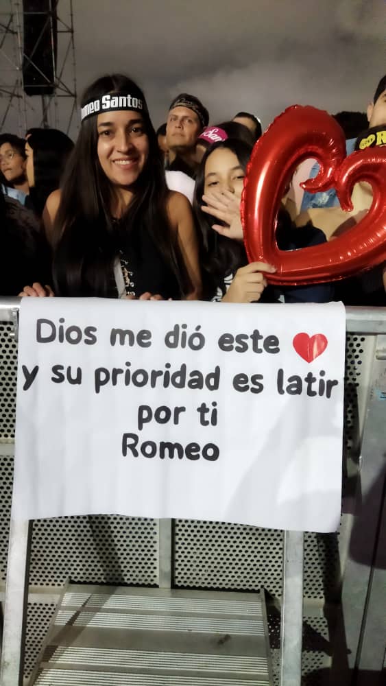 Fanáticos de Romeo Santos esperaron horas para su concierto en Caracas. 