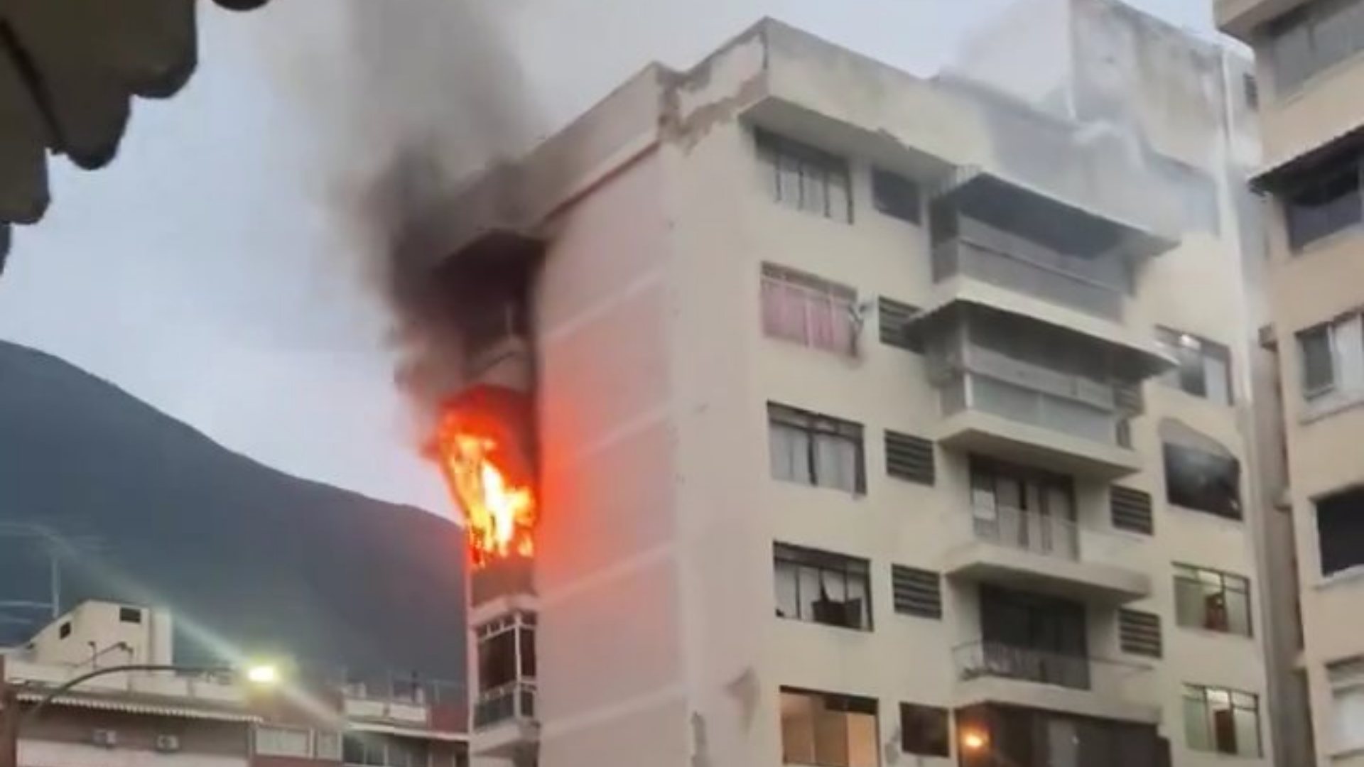 Dos fallecidos tras incendio registrado en apartamento en Los Palos Grandes