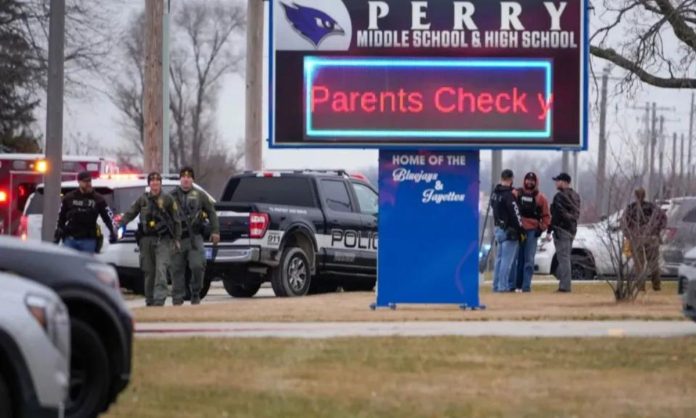 Falleció director de escuela de Iowa que protegió a sus alumnos durante tiroteo escolar