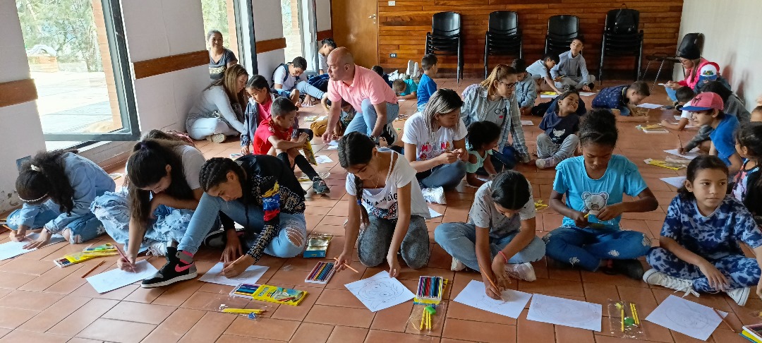 35 niños de la Escuela de Fútbol de San Pedro participaron en taller gratuito de caricaturas con Pinilla