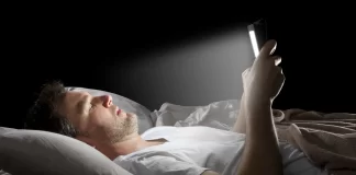 usar el celular antes de dormir