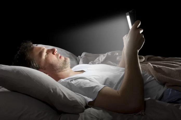 usar el celular antes de dormir