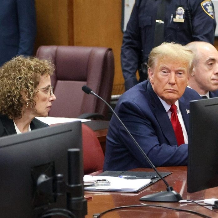 Juez pospone posible castigo a Trump por violar la orden mordaza en juicio de Nueva York