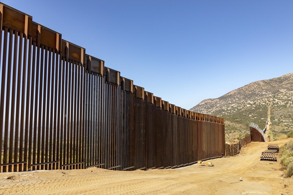 Descubren narcotúnel bajo el muro fronterizo entre México y EE UU