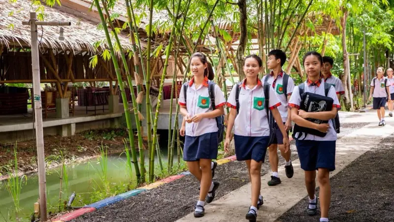 Los alumnos que dirigen la escuela en la que estudian y hasta contratan a los profesores