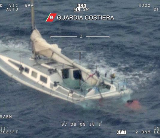 Al menos 26 niños entre desaparecidos en naufragio al sur de Italia, según supervivientes