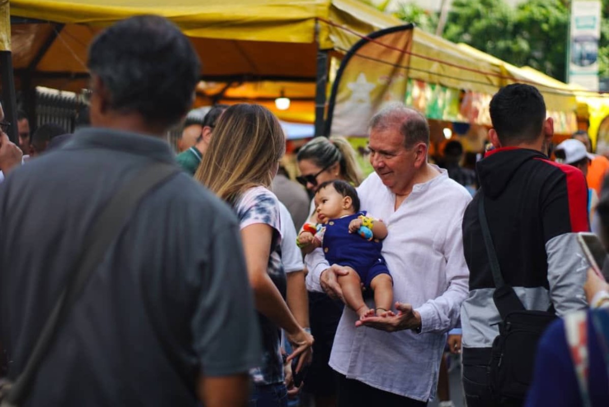 Edmundo González visitó el mercado de Los Palos Grandes este sábado