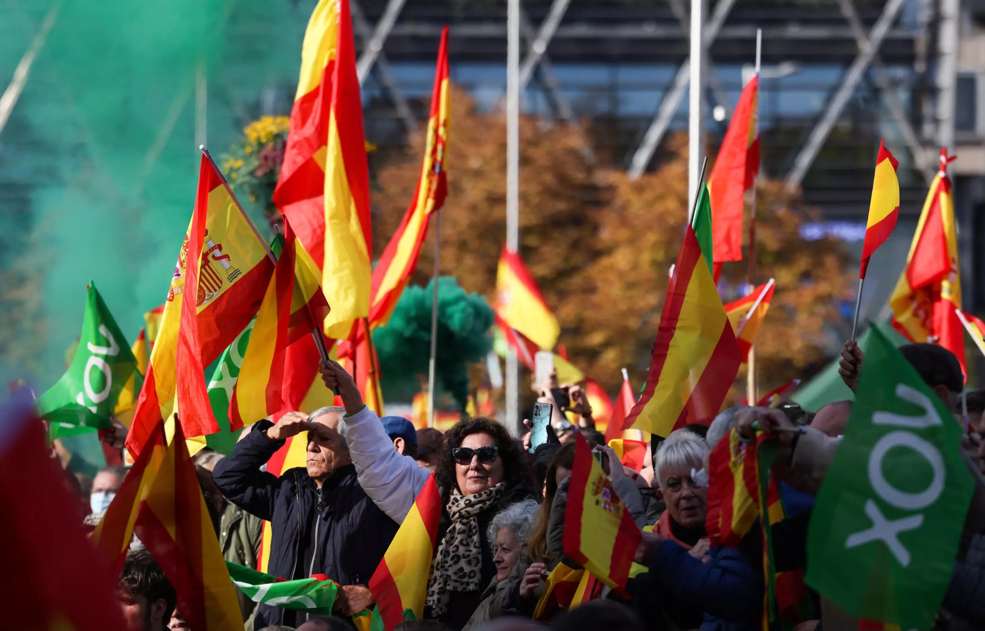 Simpatizantes del partido de extrema derecha Vox ondean banderas nacionales de España en una protesta antigubernamental en Madrid en noviembre de 2022. © PIERRE-PHILIPPE MARCOU / AFP/File