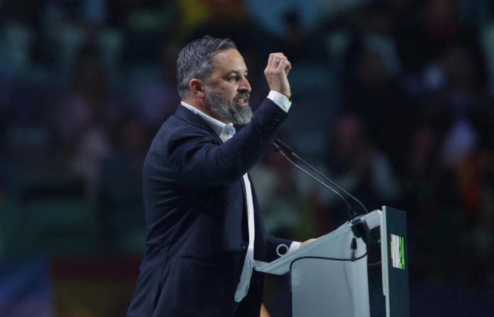 El líder de Vox, Santiago Abascal, pronuncia un discurso en el escenario durante el mitin 