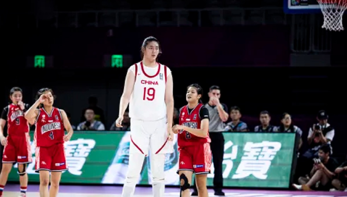 Zhang Ziyu, la china de 2,20 metros que arrasa en baloncesto