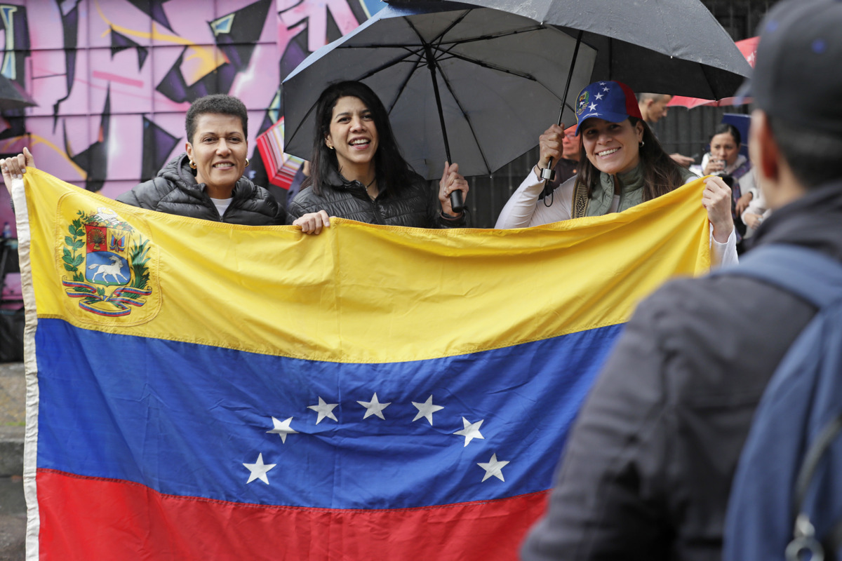 En Bogotá los Venezolanos votan bajo la lluvia este domingo