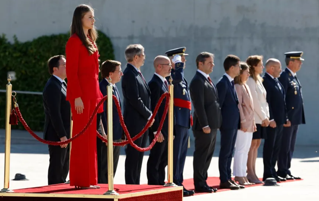 Leonor escogió un traje de Carolina Herrera para su primer viaje oficial al extranjero