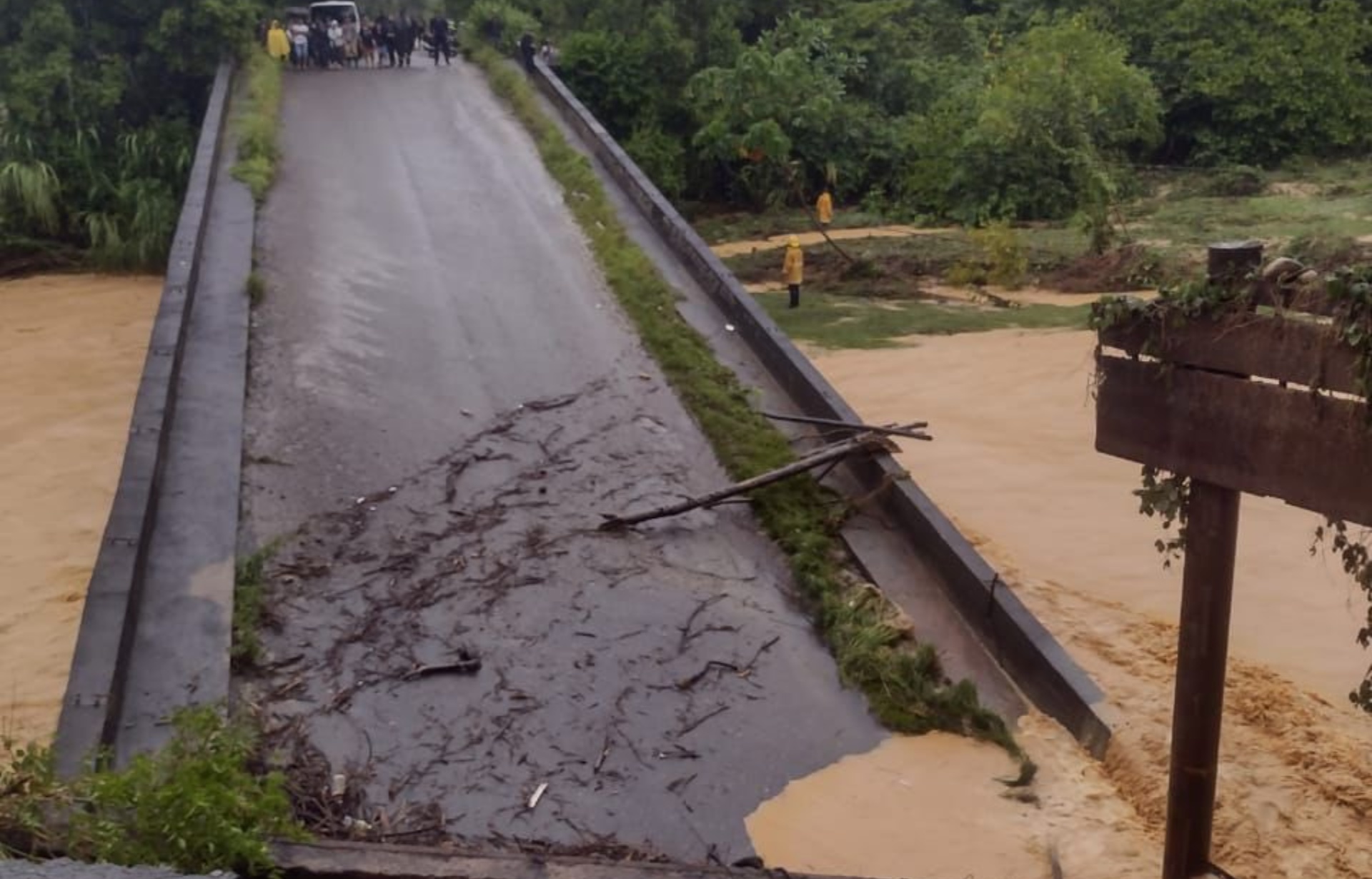 En imágenes: el colapso de un puente entre Apure y Táchira luego de intensas lluvias