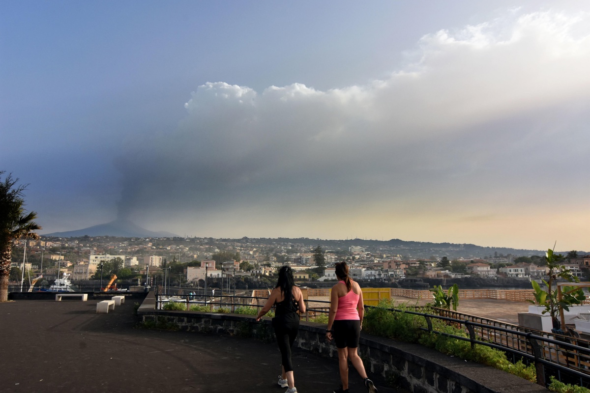 El cráter central del Etna libera una nube de cenizas tras una nueva erupción Catania, Sicilia. Foto EFE.