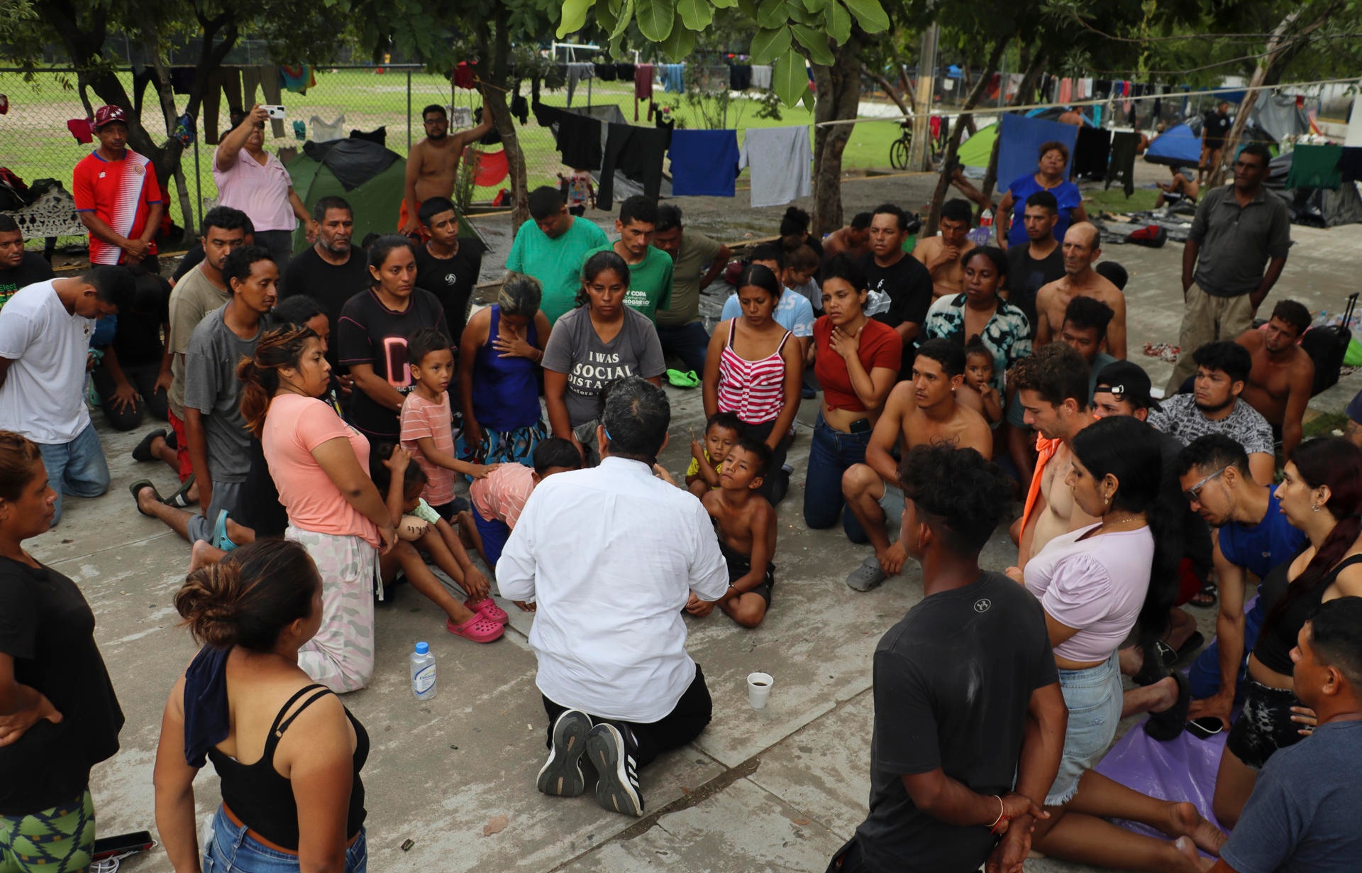 Dan alimentos a caravana de migrantes que están en condiciones precarias en México