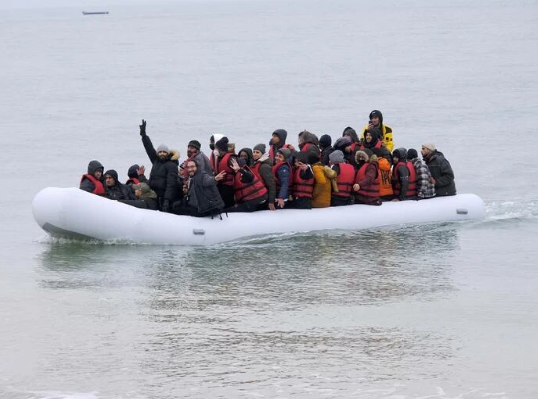 Rescatan a 223 migrantes en el canal de la Mancha que intentaban llegar a Gran Bretaña