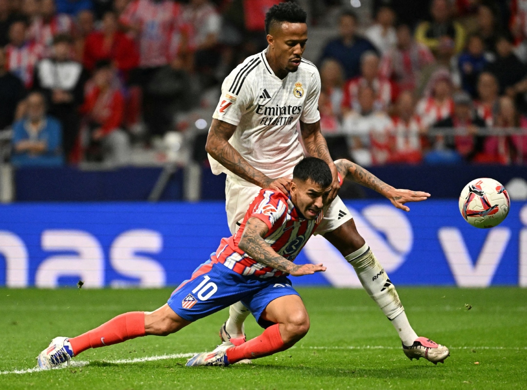 Empate y con lluvia de objetos: así fue el derbi entre el Atlético y Real Madrid