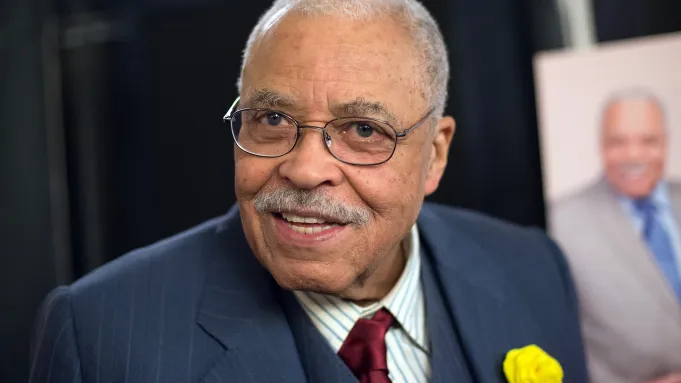 Murió James Earl Jones, actor estadounidense que puso voz a Darth Vader en Star Wars