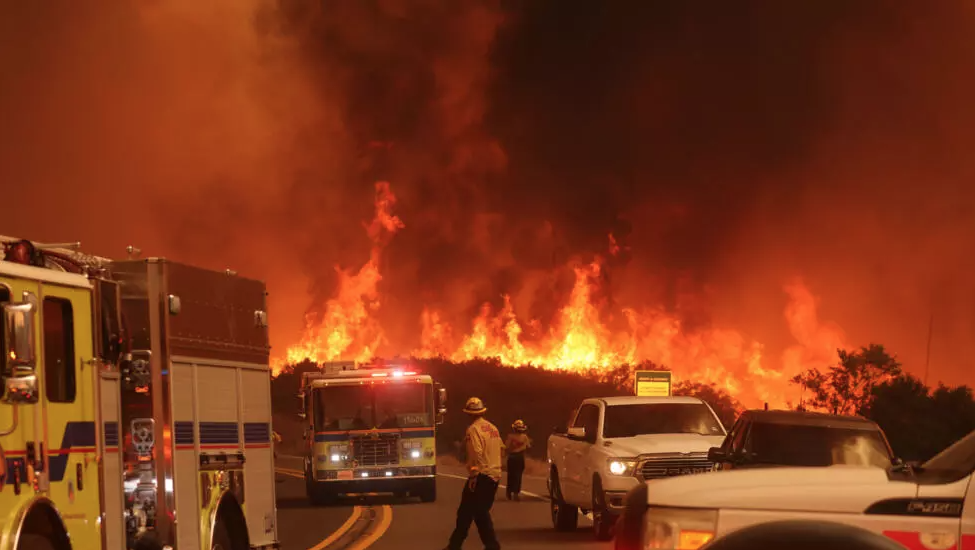 California declara el estado de emergencia por incendios forestales cerca de Los Ángeles