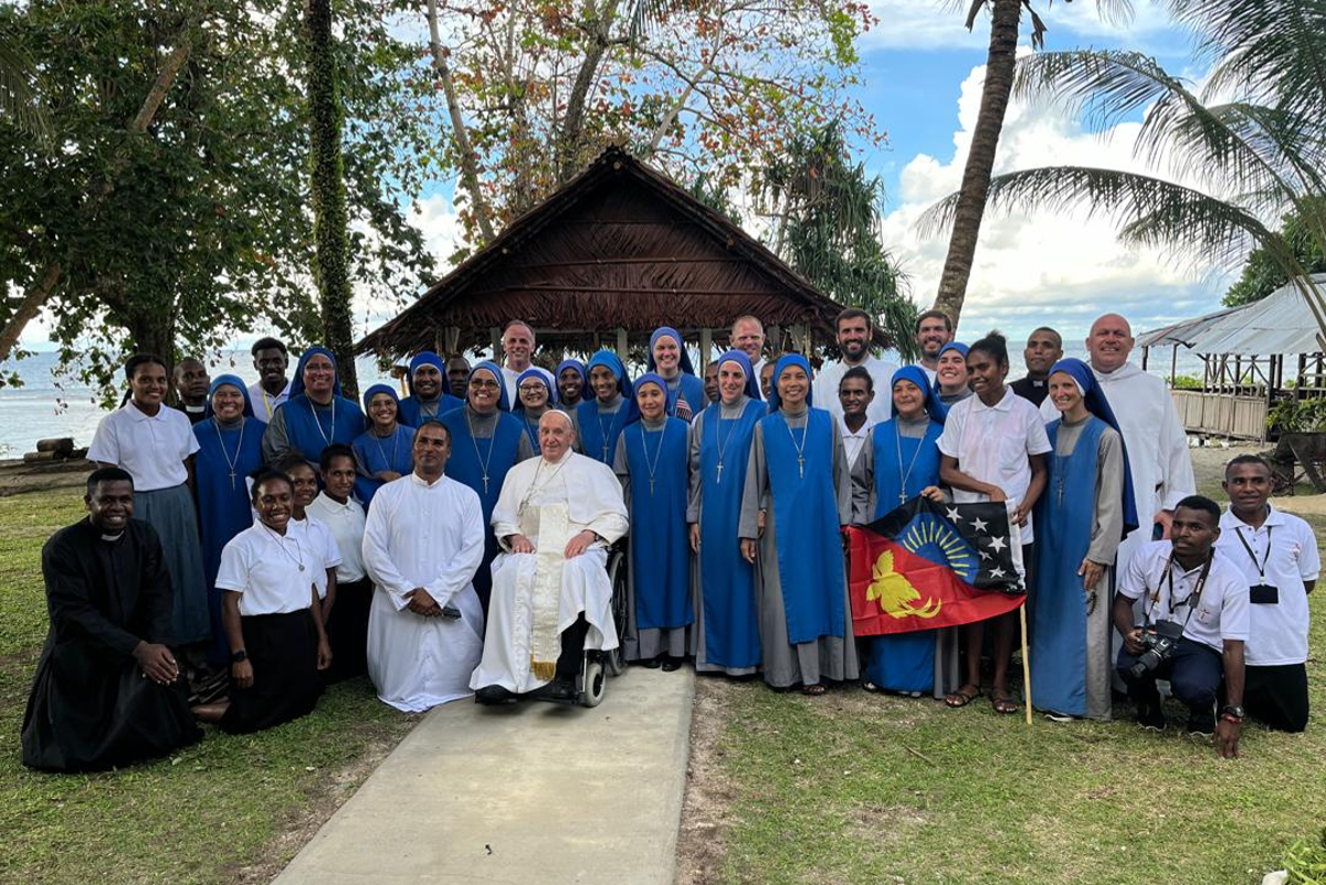 El papa visitó Vánimo, en la selva de Papúa Nueva Guinea, para animar a los misioneros