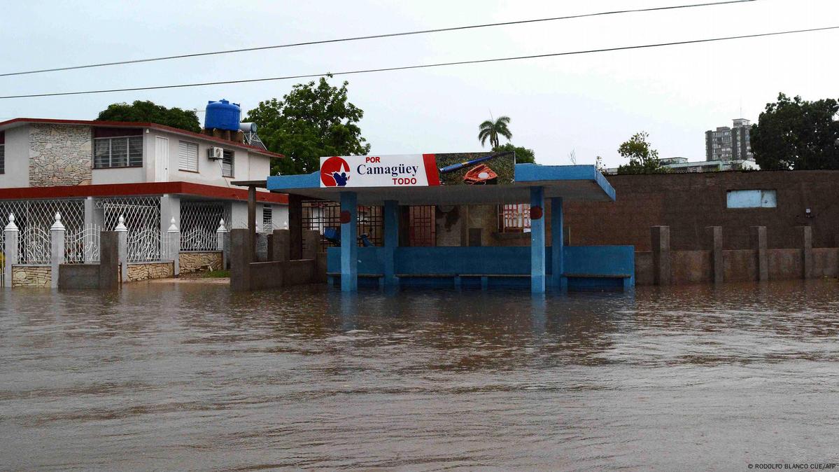 Evacúan a miles en el este de Cuba tras fuertes lluvias en la región donde pasó Óscar