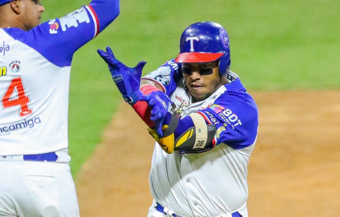 Tiburones mantienen el primer lugar tras derrotar 10-0 a las Águilas