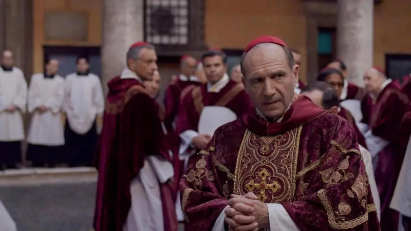 «Tienen los mismos vicios que nosotros»: cómo el nuevo thriller Cónclave destapa el sistema de elección del Papa