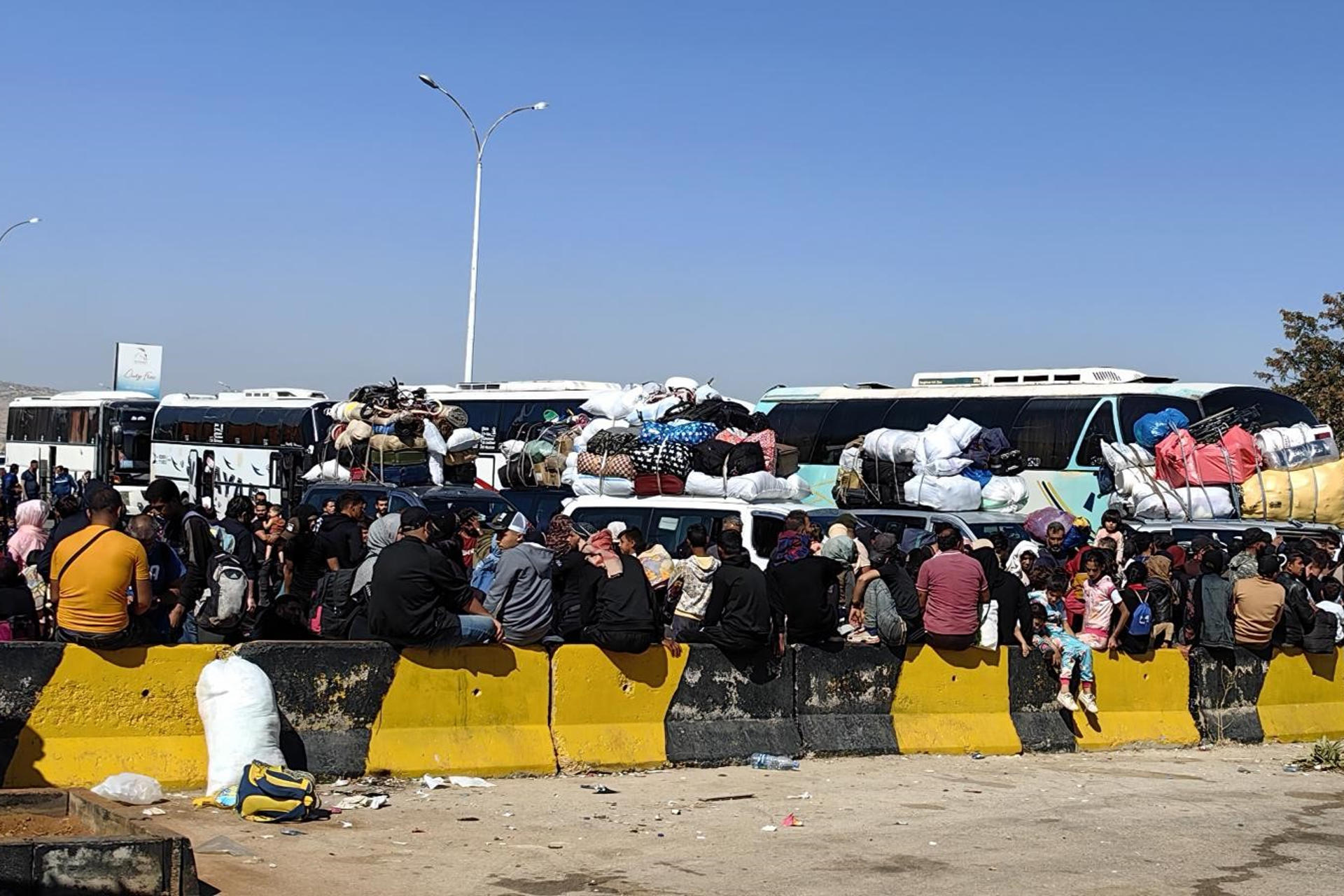 Desplazados libaneses huyen de los bombardeos hacia Siria