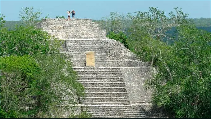 Un estudiante descubre por accidente una enorme ciudad maya perdida en la jungla mexicana