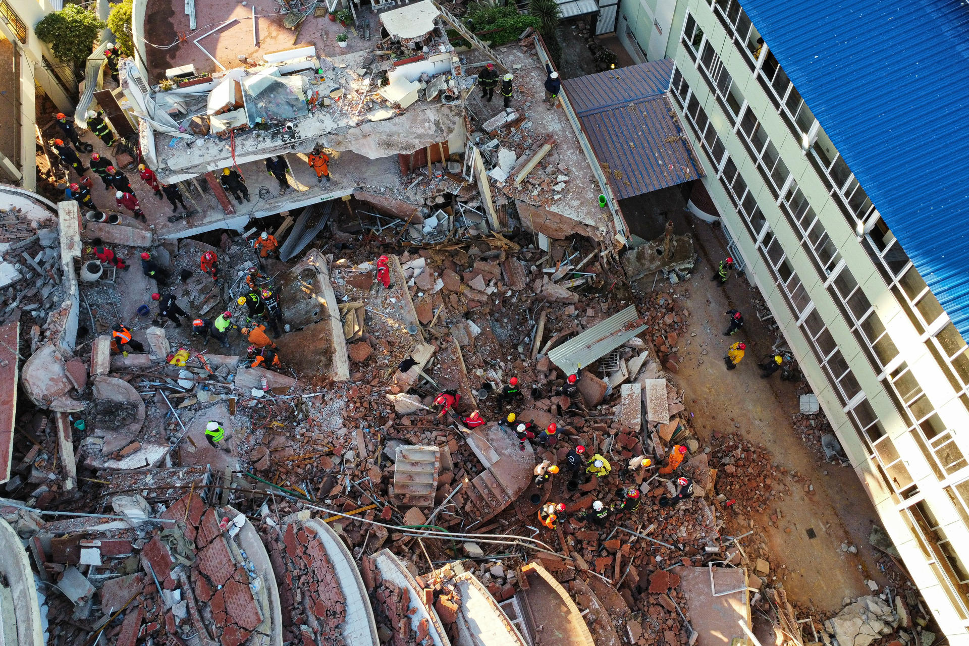 Continua la búsqueda tras derrumbe en edificio de la provincia de Buenos Aires