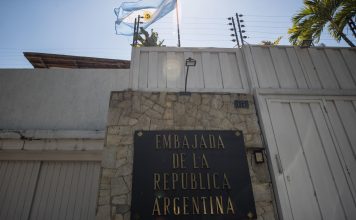 Denuncian asedio en la Embajada de Argentina en Caracas por cuarto día consecutivo