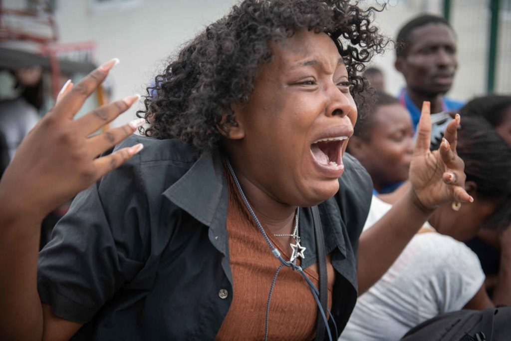 La esposa de un periodista llora a las afueras del hospital La Paixe este martes, en Puerto Príncipe (Haití). Foto: EFE