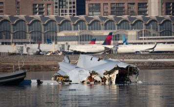 Controlador a cargo durante el accidente aéreo de Washington se quedó solo porque otro salió temprano